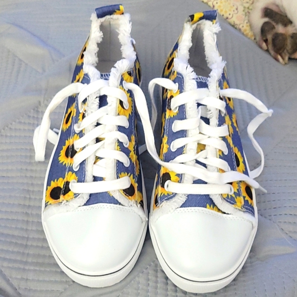 Daisy print casual athletic shoes size 7 1/2
